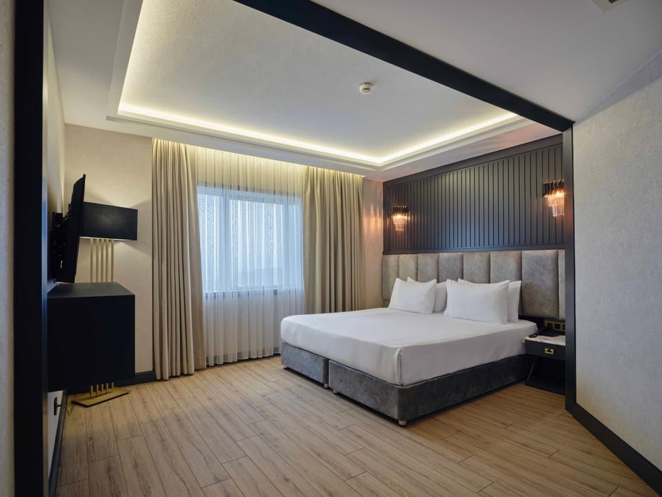 Bed, TV and multimedia, Bedroom