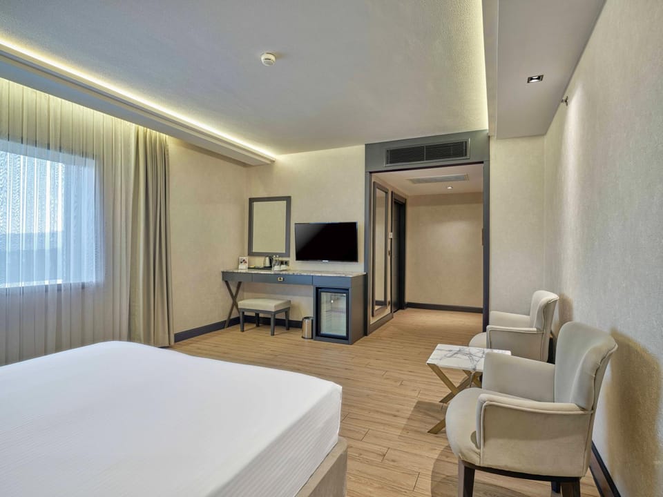 Photo of the whole room, Bedroom, hair dresser