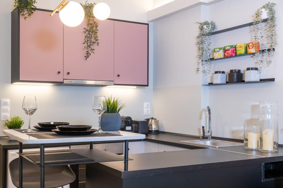Coffee/tea facilities, Kitchen or kitchenette, Dining area, stove