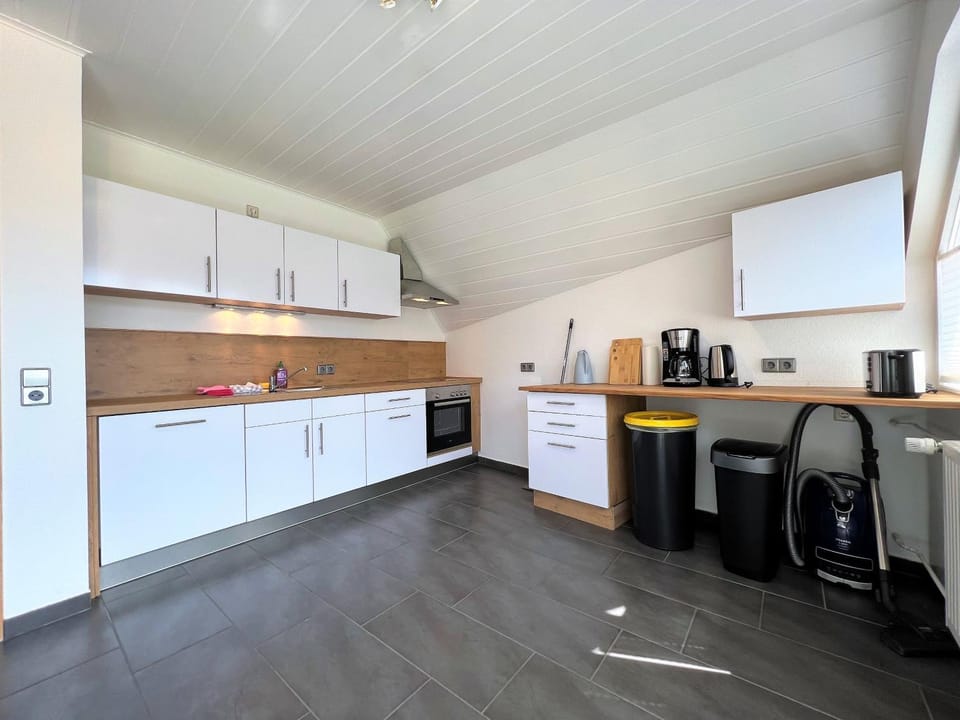 Coffee/tea facilities, Kitchen or kitchenette, stove, toaster