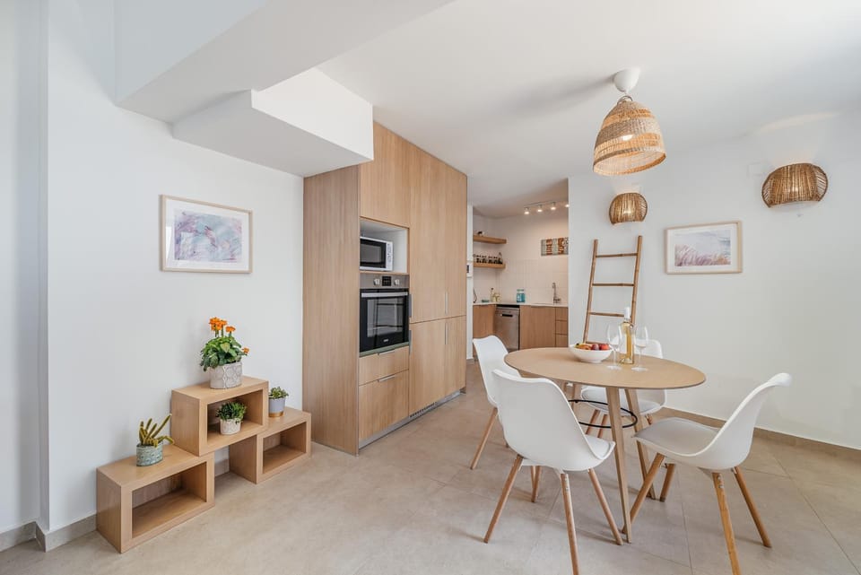 Kitchen or kitchenette, Dining area