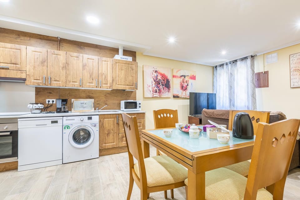 Kitchen or kitchenette, Dining area