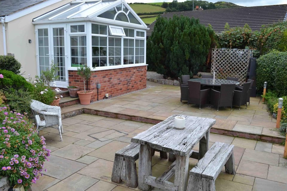 Ty Bach, 1 bedroom home with hot tub and views House in Wales