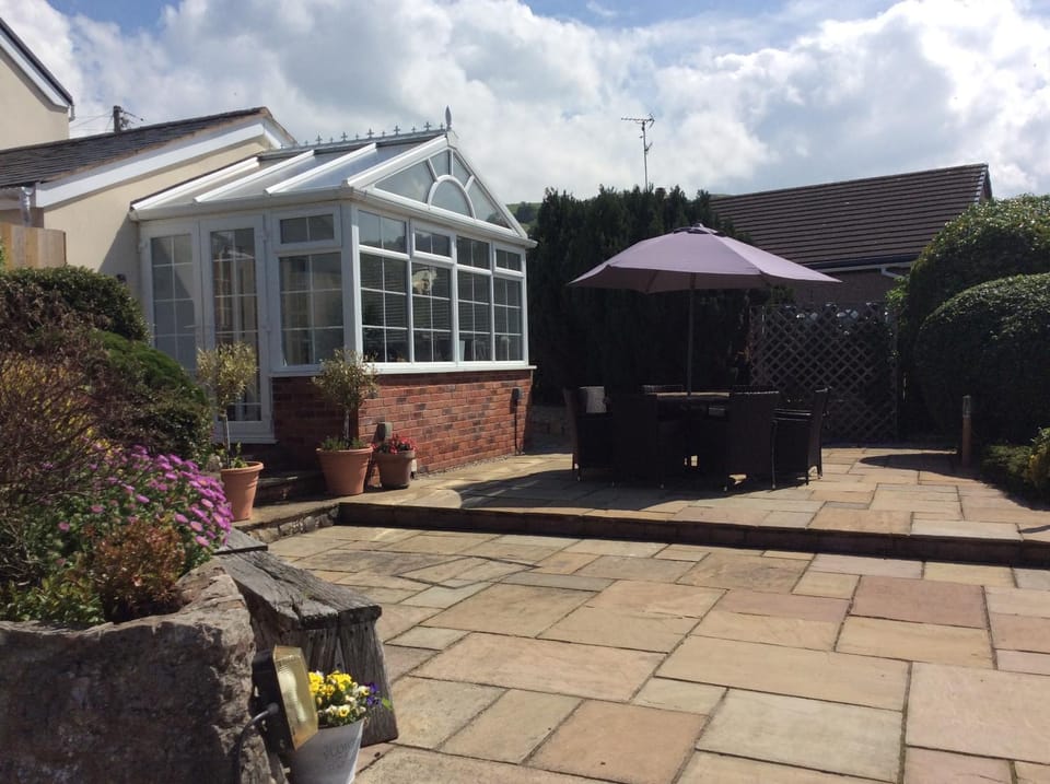 Ty Bach, 1 bedroom home with hot tub and views House in Wales
