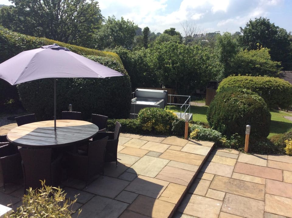 Ty Bach, 1 bedroom home with hot tub and views House in Wales