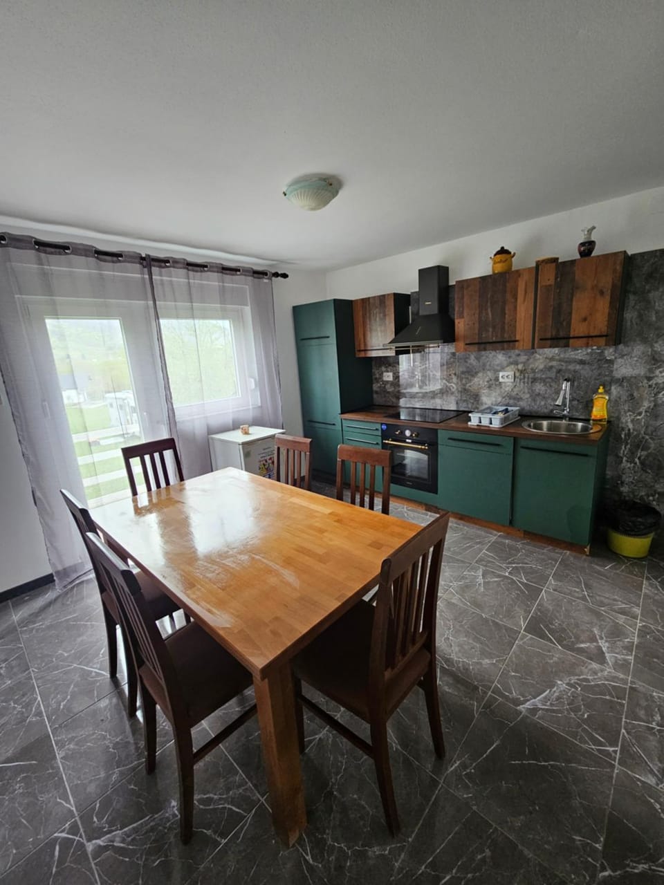 Kitchen or kitchenette, Dining area