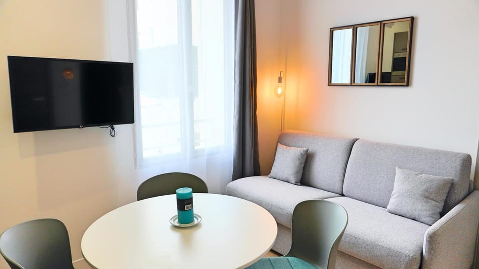Communal lounge/ TV room, TV and multimedia, Seating area, Dining area