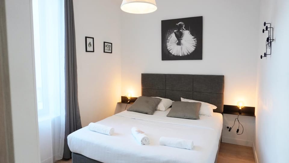 Photo of the whole room, Bedroom