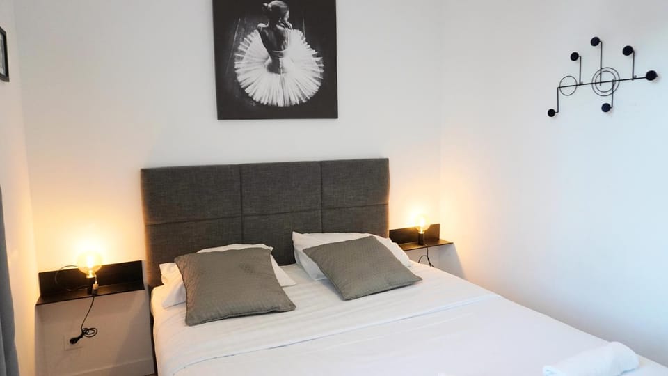 Bed, Photo of the whole room, Bedroom