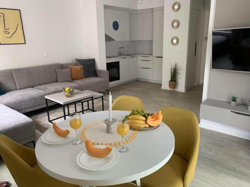 TV and multimedia, Kitchen or kitchenette, Living room, Food and drinks, Seating area, Dining area