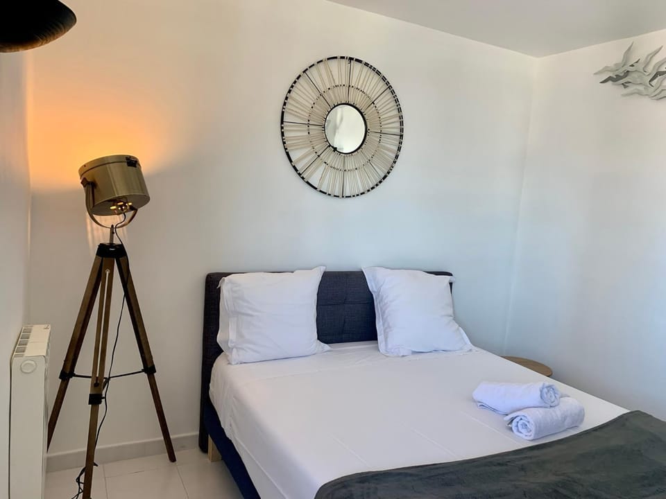 Bed, Photo of the whole room, Bedroom, fireplace