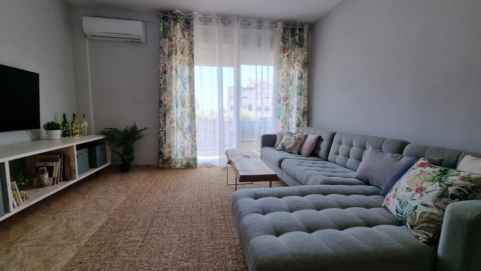 Communal lounge/ TV room, TV and multimedia, Living room, Seating area, Evening entertainment, internet, air conditioner