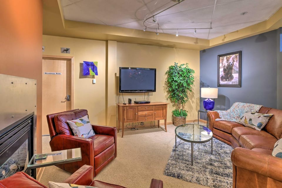 Idyllic Dtwn Anchorage Condo w/ Fireplace! House in Anchorage