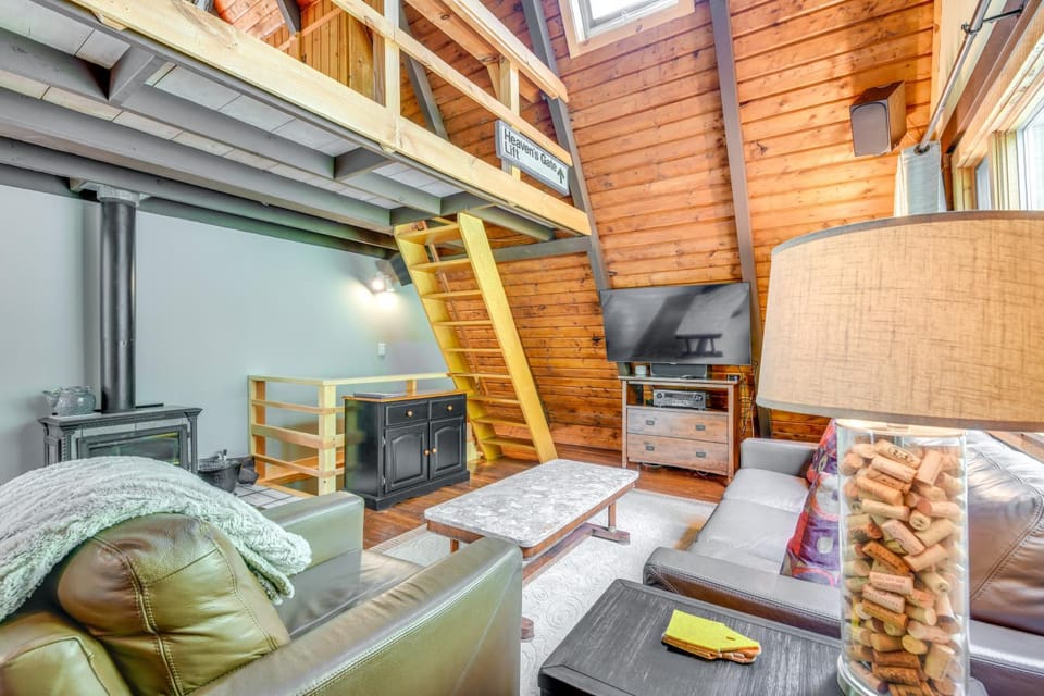 WFH-Friendly Cabin w/ Saltwater Hot Tub in Warren Cabin in Warren