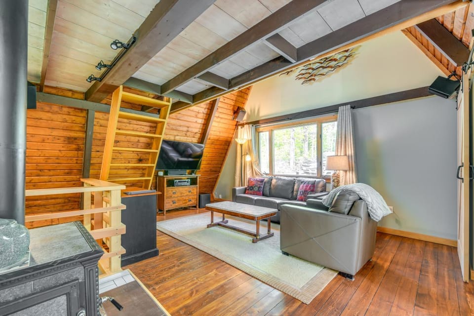 WFH-Friendly Cabin w/ Saltwater Hot Tub in Warren Cabin in Warren