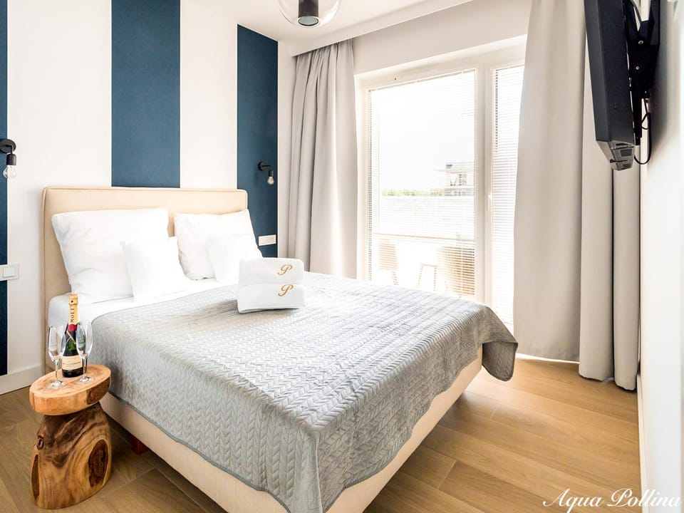 Bed, TV and multimedia, View (from property/room), Balcony/Terrace, Photo of the whole room, Bedroom, Area and facilities, locker, towels