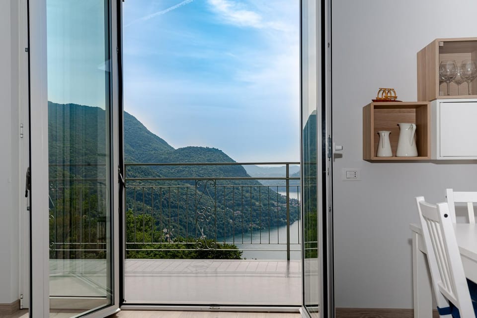 Balcony/Terrace, Dining area, Lake view, Mountain view