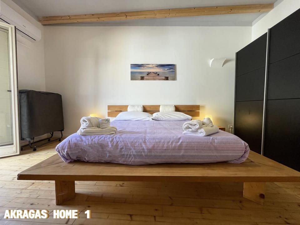 Bed, View (from property/room), View (from property/room), Photo of the whole room, Evening entertainment, Evening entertainment, Bedroom, City view, City view, Landmark view, Landmark view, Street view, Street view, heating, heating, internet, internet, wardrobe, air conditioner, air conditioner