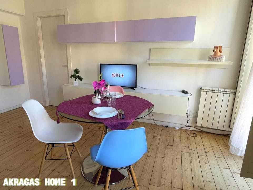 View (from property/room), View (from property/room), Living room, Seating area, Dining area, City view, City view, Landmark view, Landmark view, Street view, Street view, Breakfast, Lunch, Dinner, heating, heating, internet, internet, air conditioner, air conditioner