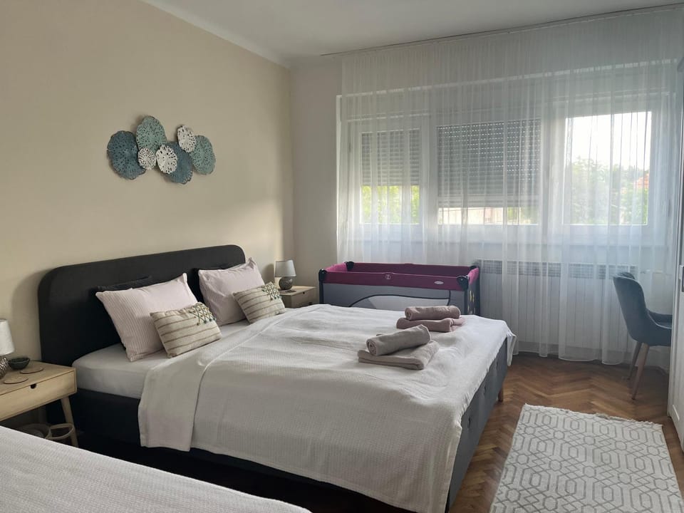 Bedroom, cot