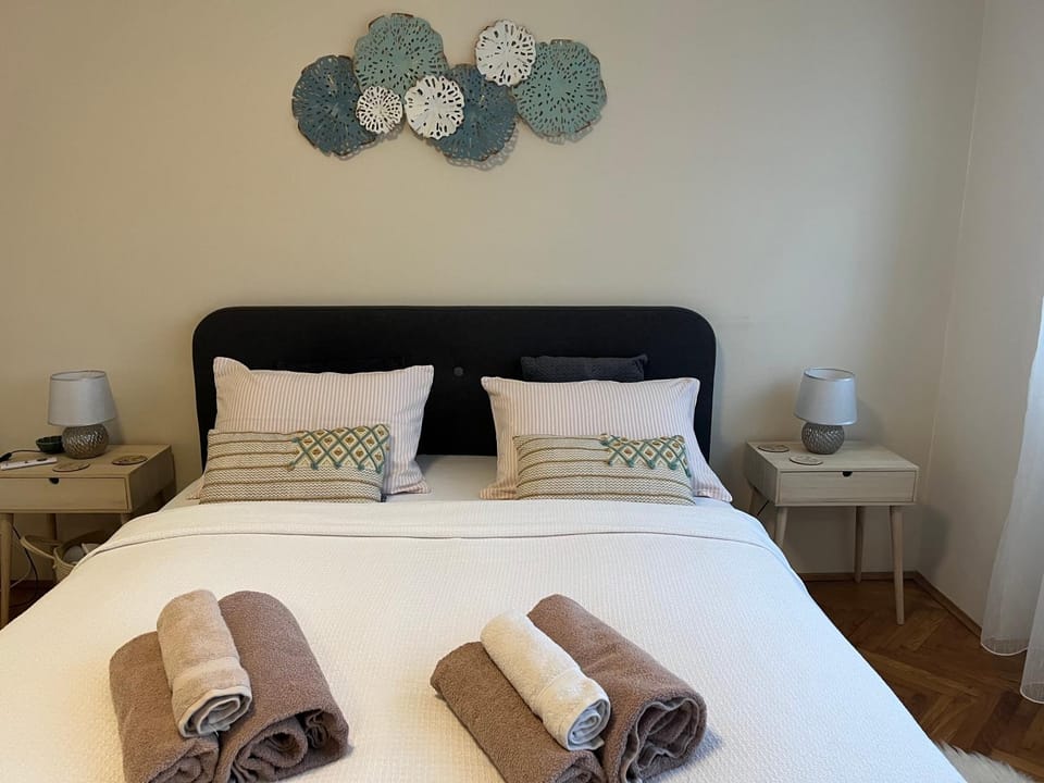 Bed, Bedroom, towels
