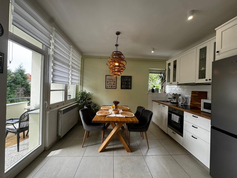 Kitchen or kitchenette, Dining area