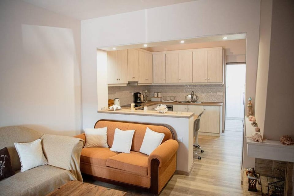 Kitchen or kitchenette, Living room, Seating area, minibar, stove