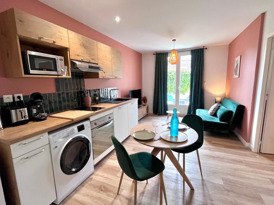 Kitchen or kitchenette, Dining area