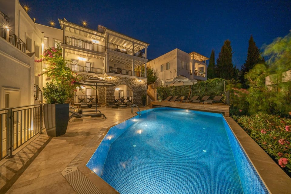 Night, Balcony/Terrace, Pool view, Swimming pool, sunbed