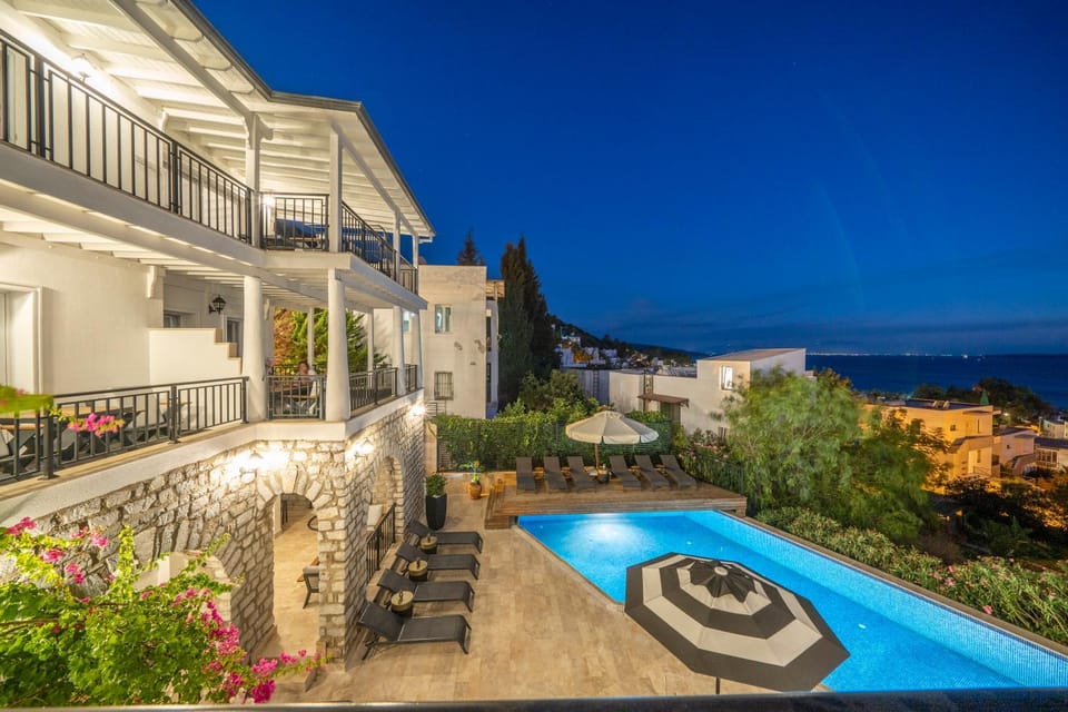 Property building, Natural landscape, Balcony/Terrace, Sea view, Swimming pool