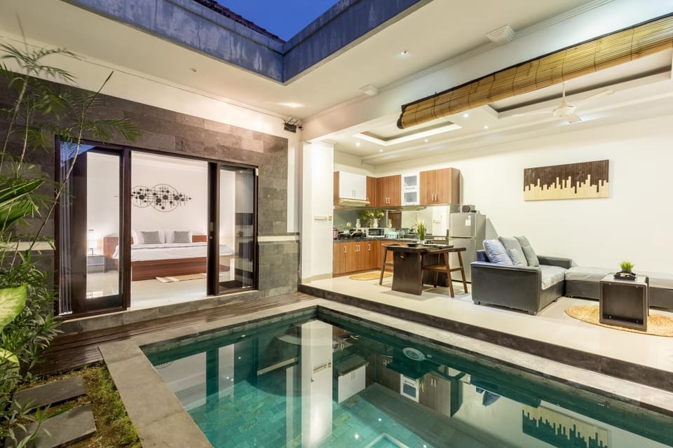 Kitchen or kitchenette, Dining area, Pool view, Swimming pool