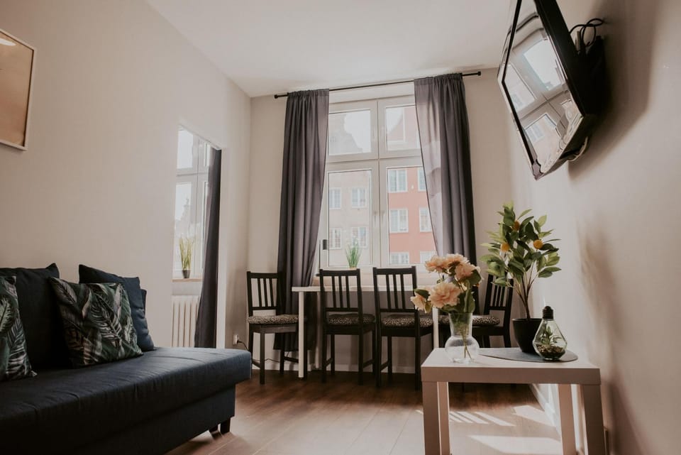 TV and multimedia, View (from property/room), Living room, Dining area, Inner courtyard view