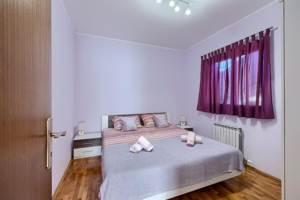 Bed, Bedroom, towels