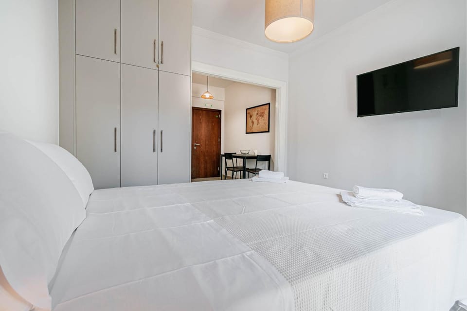 Bed, TV and multimedia, Photo of the whole room, Bedroom