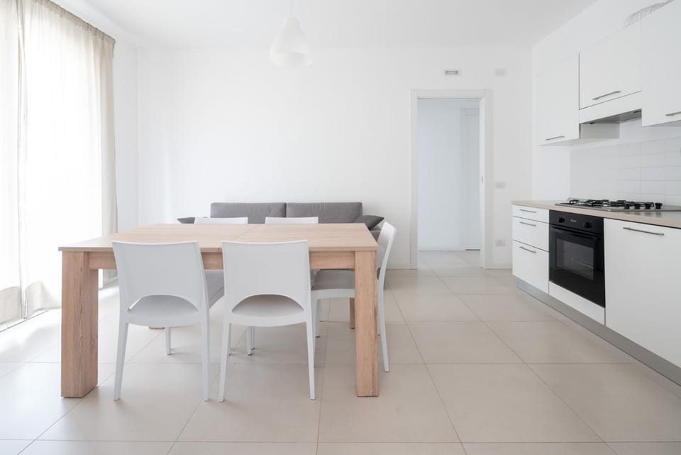 Kitchen or kitchenette, Dining area, oven, stove