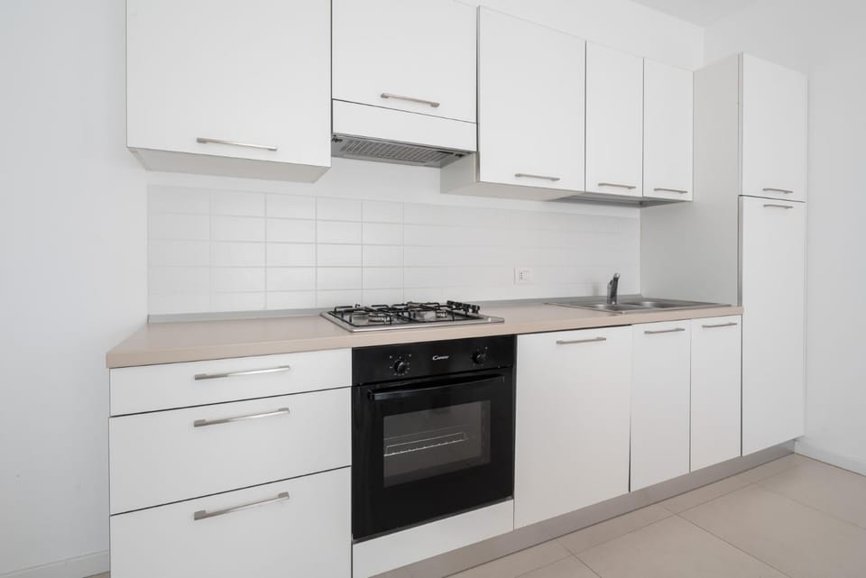 Kitchen or kitchenette, dishwasher, stove