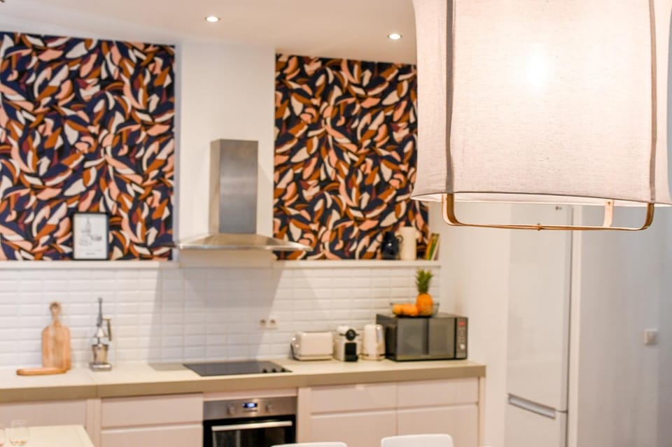 Coffee/tea facilities, Kitchen or kitchenette, oven, stove