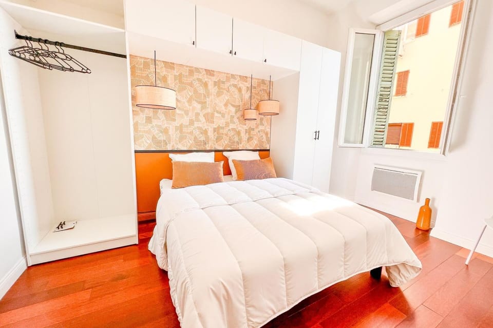 Bed, Photo of the whole room, Bedroom, wardrobe, air conditioner