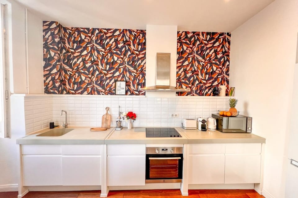 Coffee/tea facilities, Kitchen or kitchenette, oven, stove
