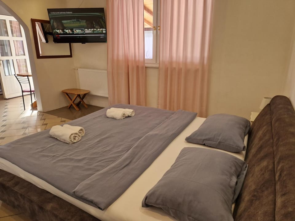 Bed, TV and multimedia, Bedroom, towels