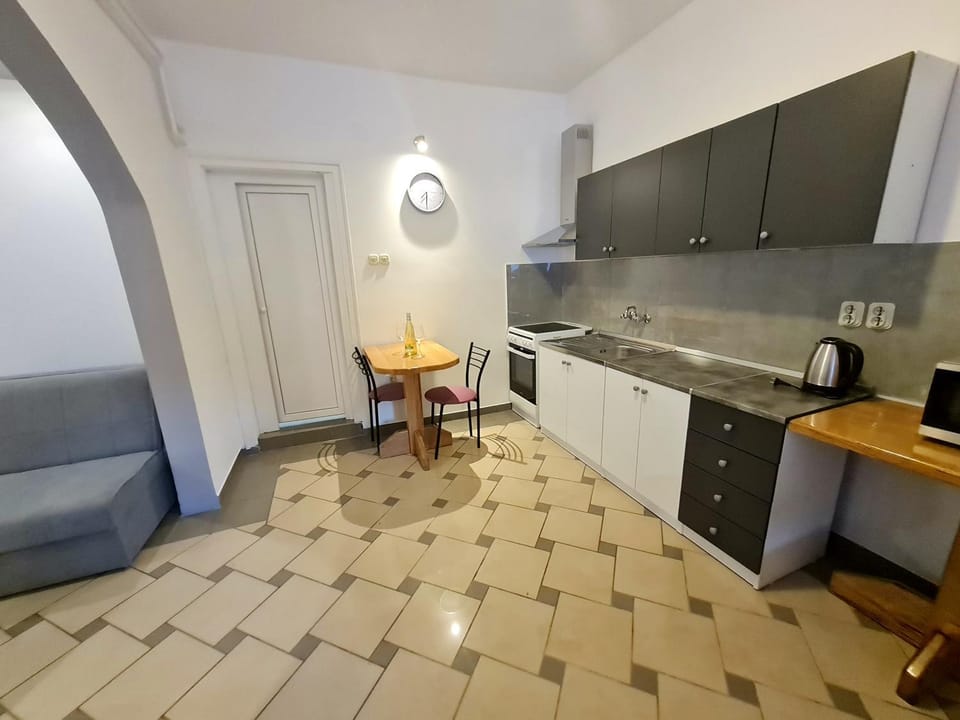 Kitchen or kitchenette, Dining area, Communal kitchen