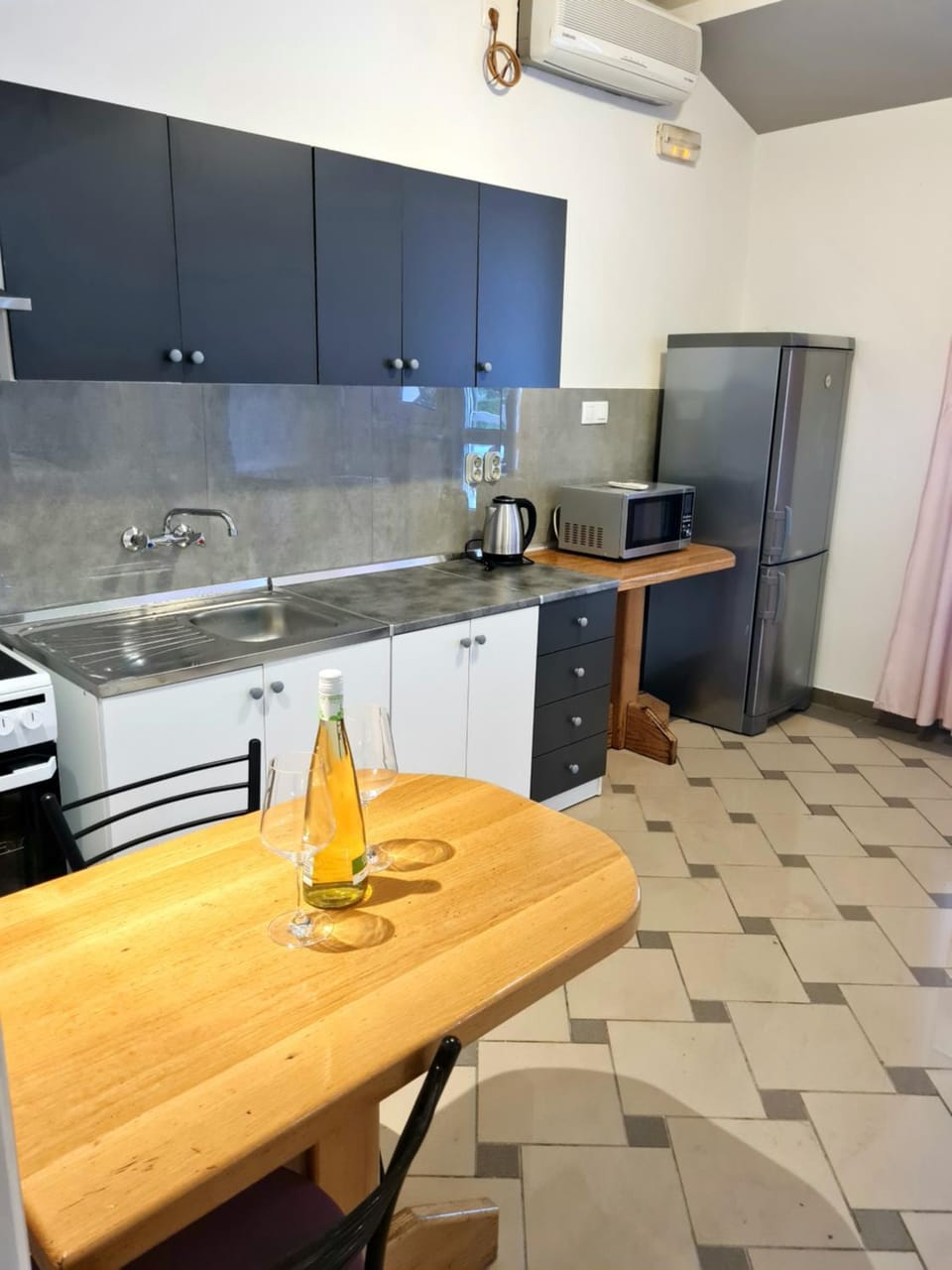 Kitchen or kitchenette, Dining area
