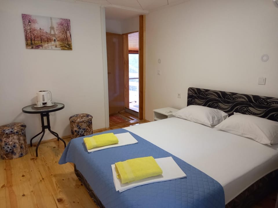 Photo of the whole room, Bedroom, towels