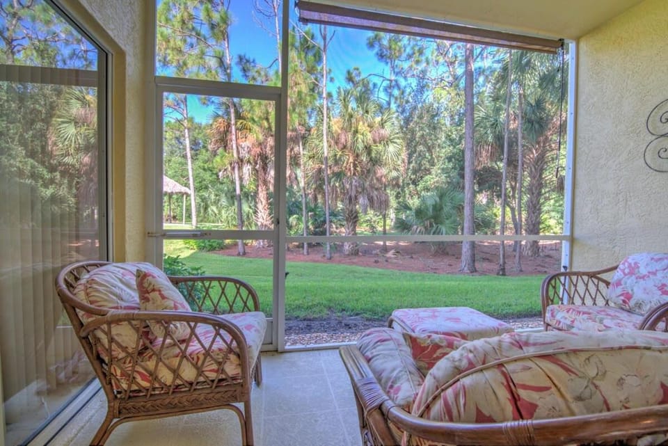 Coral Falls of Lely w Tiki Huts & Heated Pool House in Lely Resort