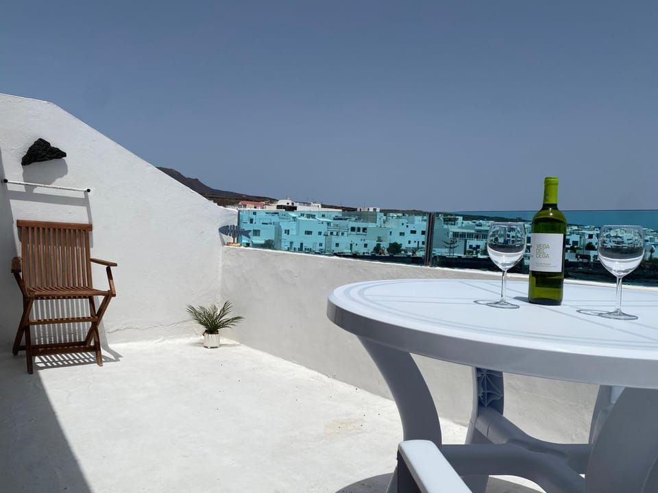 SeaSide Piscina Natural Las Salinas Apartment in Punta Mujeres