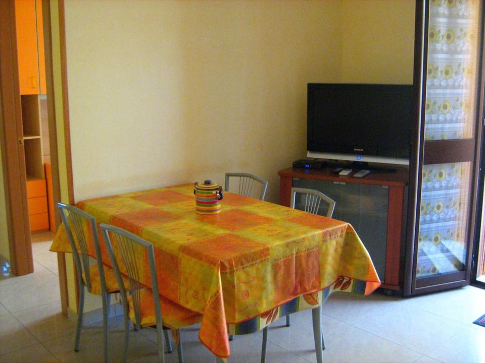 TV and multimedia, Kitchen or kitchenette, Dining area