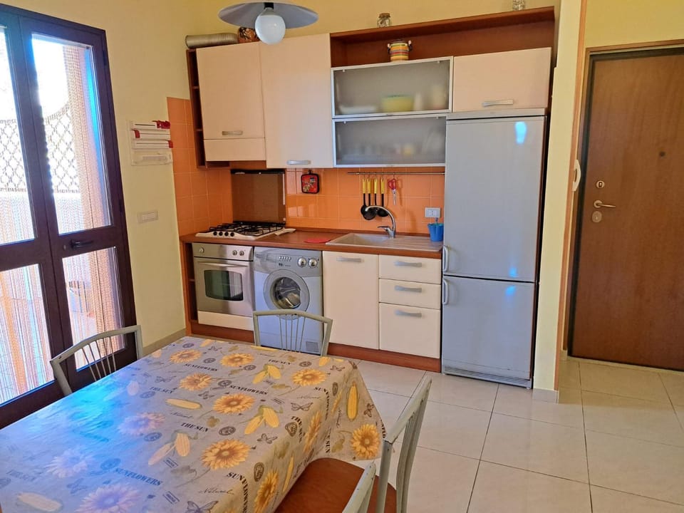 Kitchen or kitchenette, Dining area, oven, stove