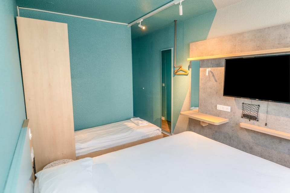 Bed, TV and multimedia, Photo of the whole room, Bedroom