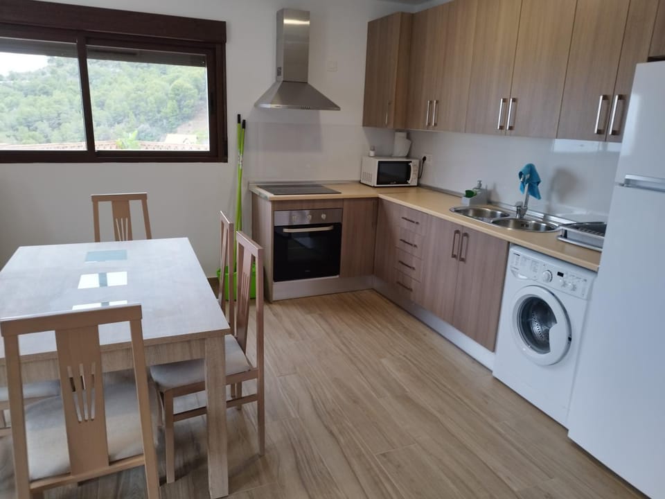 Kitchen or kitchenette, Dining area, minibar, toaster, washing machine