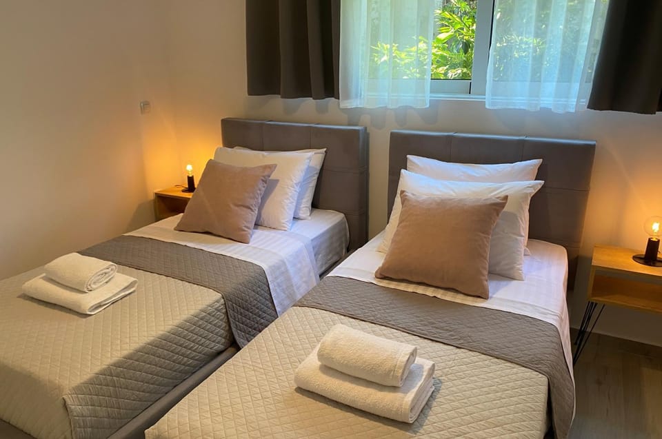 Bed, Photo of the whole room, Bedroom, towels